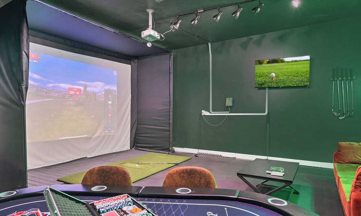 Pinehurst House | Modern home! Golf Simulator - Poker - Pet Friendly