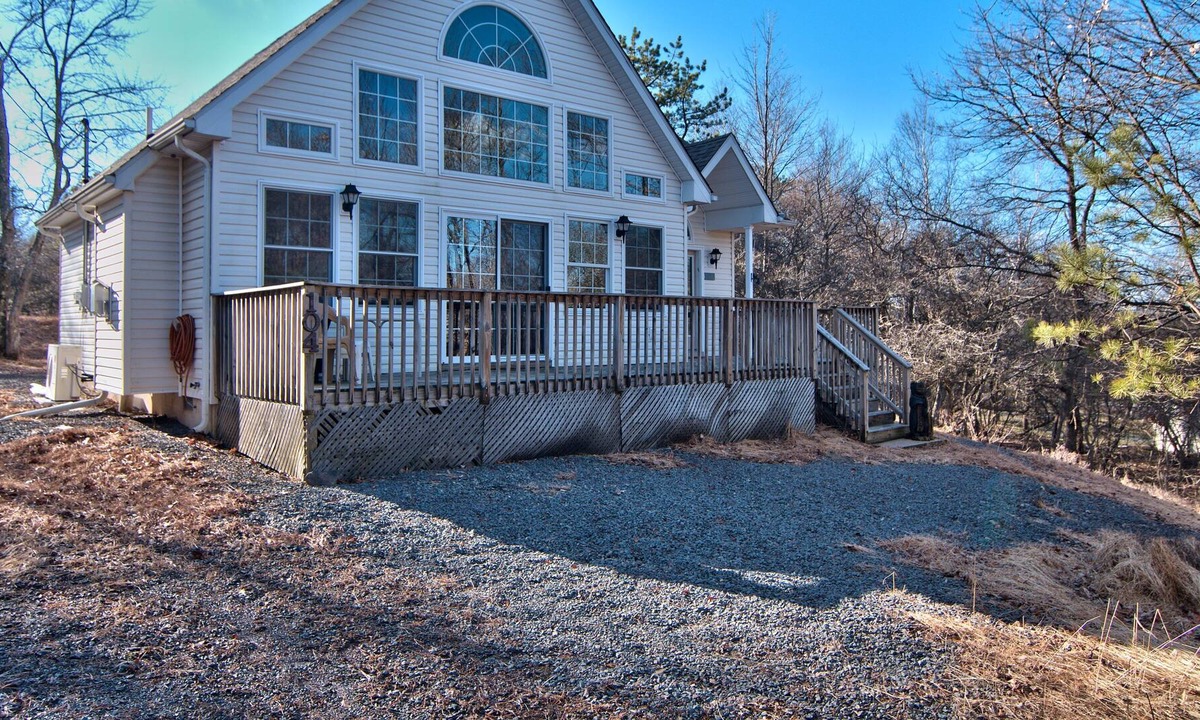 Albrightsville Ski Chalet | Mountain Chalet with Fireplace, A/C, Pool Table, Master Suite
