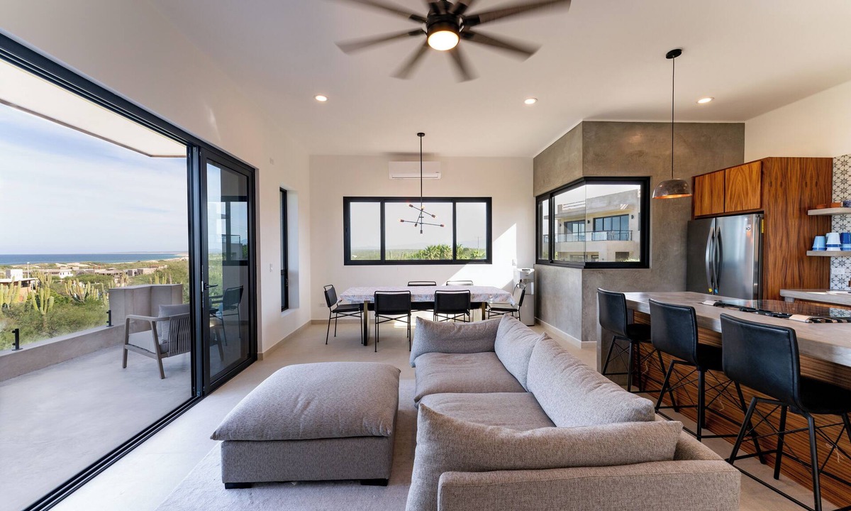 La Ventana House | New 3-bedroom Home - Pool & jacuzzi - 10 minute walk to South beach