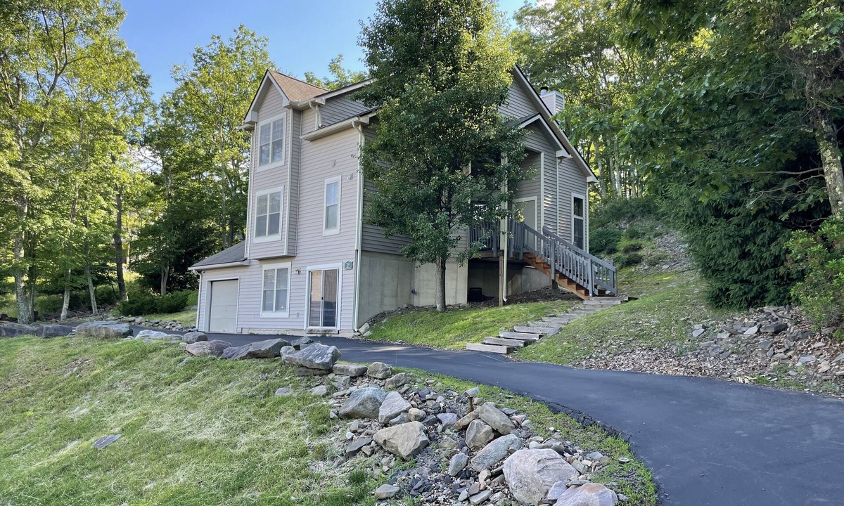 Tannersville House | NEW 3000 SF Private HOUSE at Camelback Mountain Private Parking Game Room 6 TV