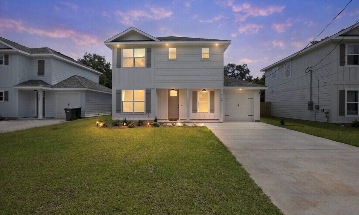 Sunset Bayou House | New! 5 min to beach! Clean, modern and spacious-King mattress on Primary room