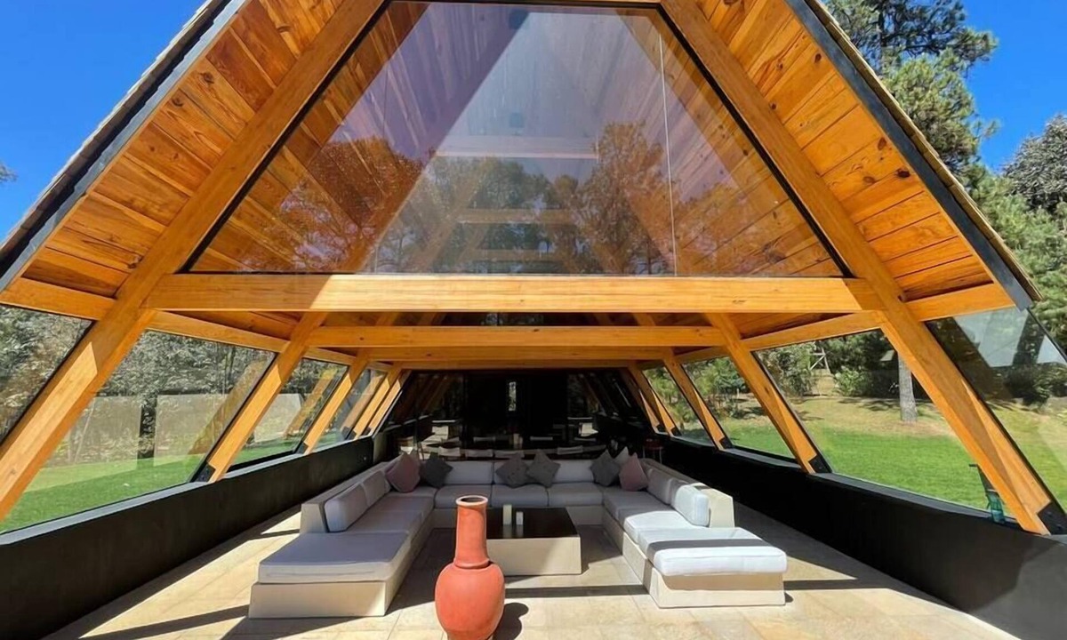 Valle de Bravo House | New and modern house surrounded by forest.
