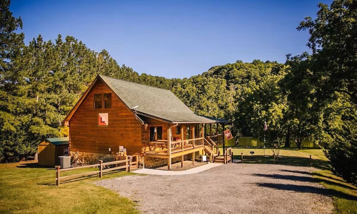 Draper House | New River Log Cabin | Waterfront Sauna Jet Tub