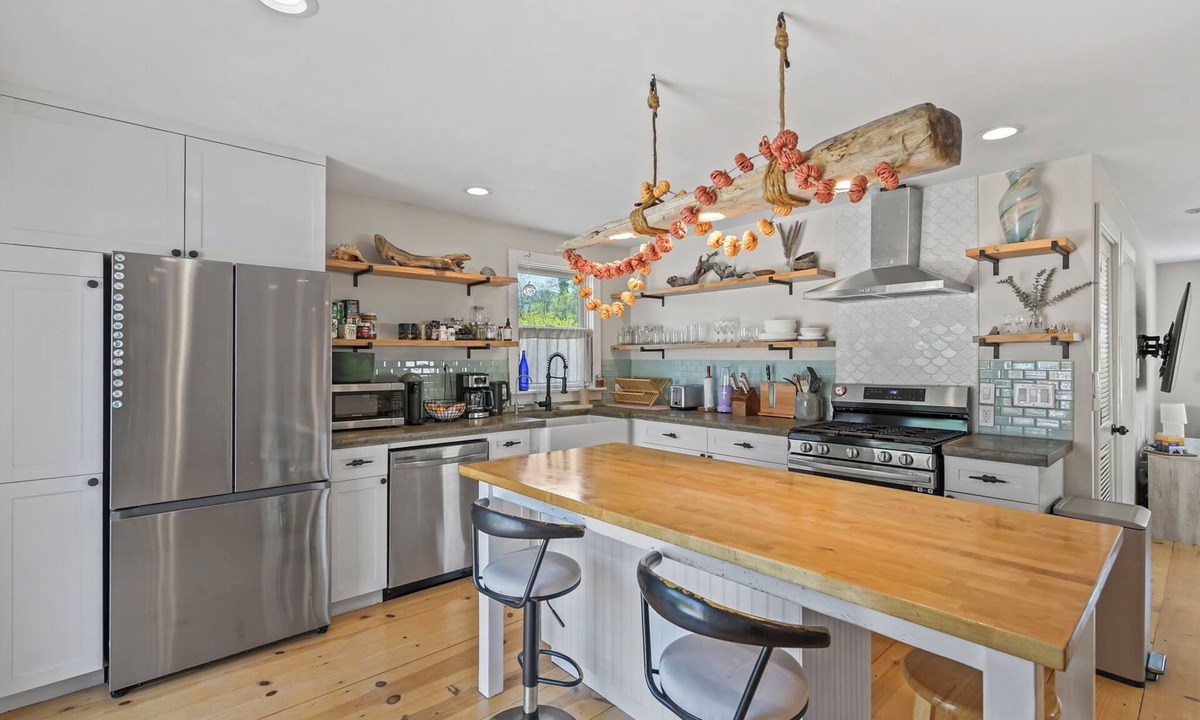Highlands House | NYC to ZEN - Walk to Beach, Ferry, & Restaurants + Hot Tub, Firepit, & Gym