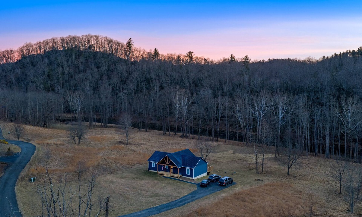 Lansing House | O'Neills Drift - Private Riverfront - Firepit - Fireplace