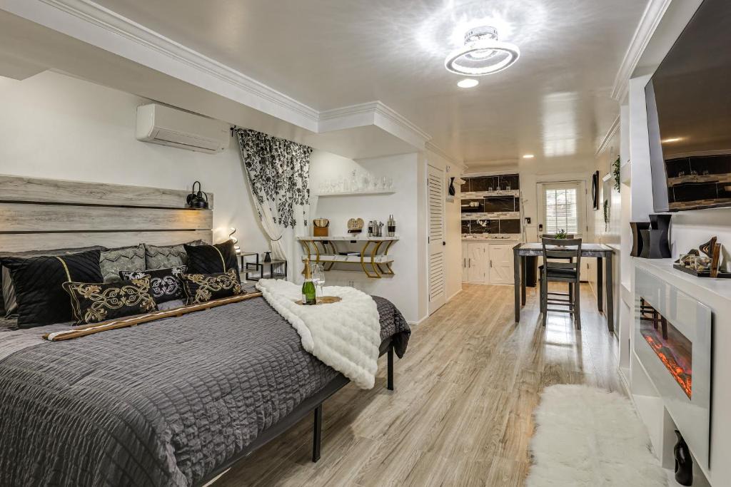 Westfield Apartment | Oasis Hideaway Apt w/Rainforest Shower!