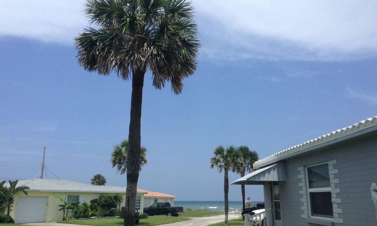 O'byrne House | Ocean view cottage in Ormond by the Sea-now avail Jan-March 2027! Must take 3 mo