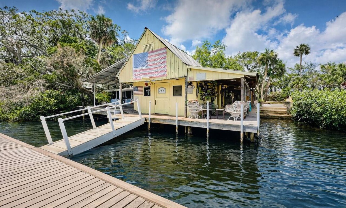 Aripeka Apartment | Old Florida bungalow on a tranquil Gulf Island Perfect for Couples or Anglers
