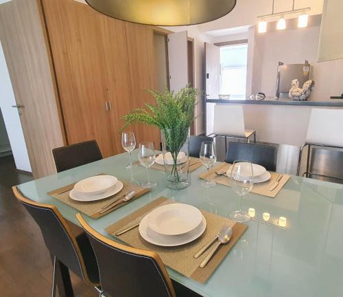 Cuauhtemoc Apartment | On Paseo de la Reforma, great location, luxurious, pool, gym