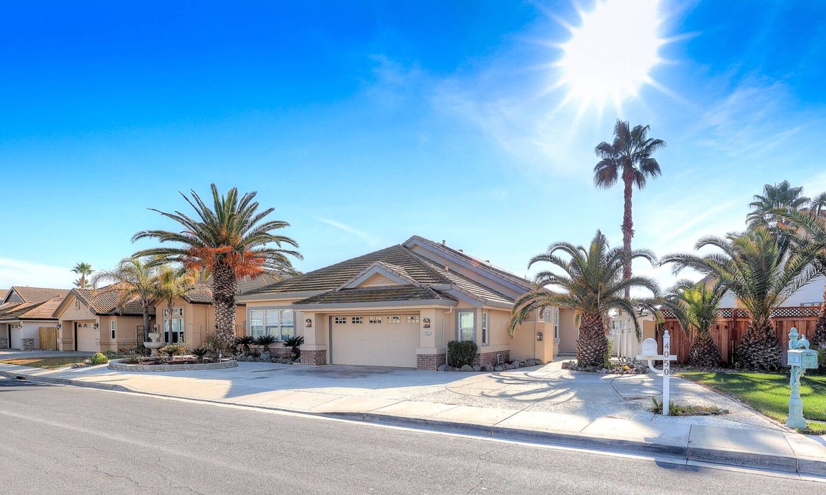 Discovery Bay House | OPEN FLOOR PLAN WITH SIDEYARD PARKING AND WONDERFUL REAR DECK WITH OVERHANG