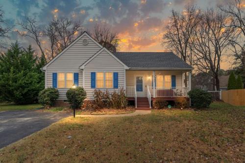 Glen Allen House | Peaceful 3 BR Ranch King Bed Fireplace