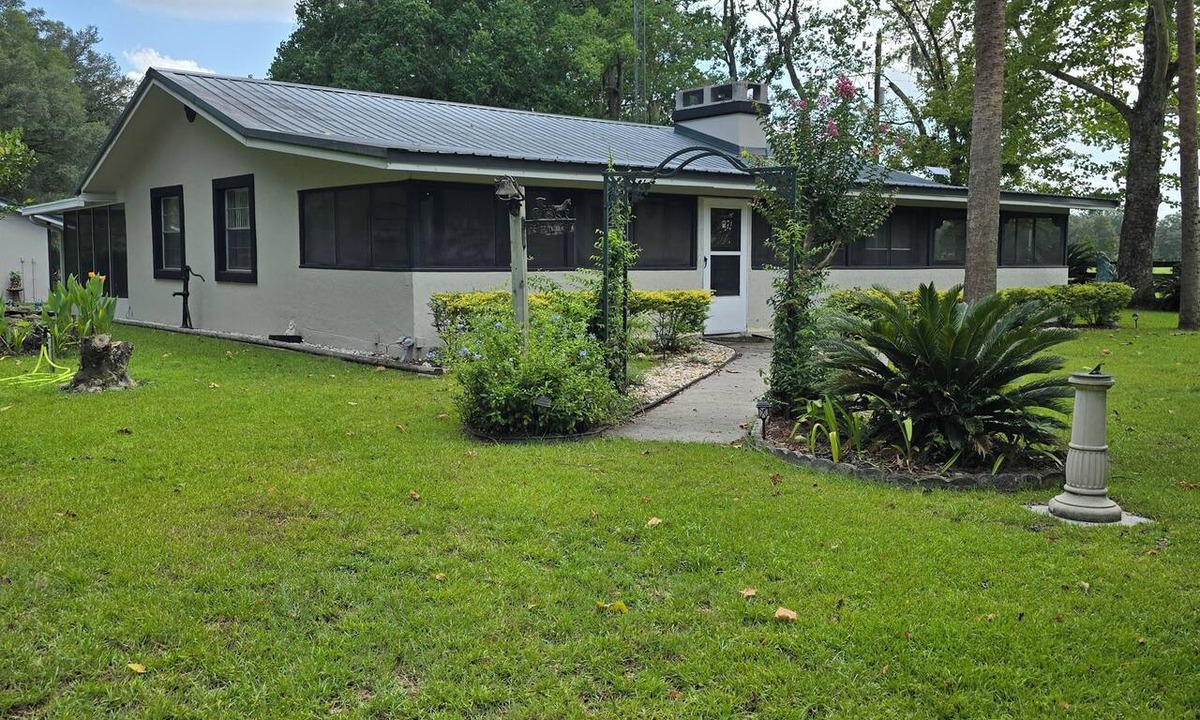 Alachua Other | Peaceful,cozy and comfy 2-bedroom farmhouse with excellent central location.