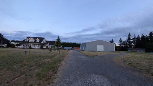Lynden House | Peaceful Private Room & Bath with AC, Mountain View