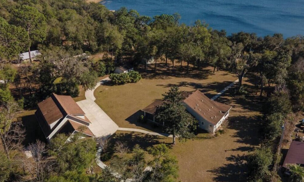 Melrose House | Perfect Lakefront Getaway on clear deep private lake 20 min from Gainesville