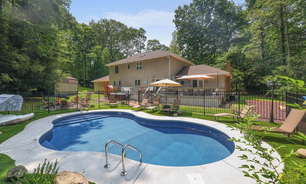 Stroudsburg House | Pocono Oasis l Private Pool l HotTub l Sauna l Game Room