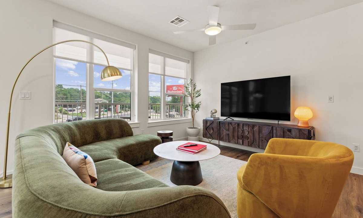 South Lamar Apartment | Pool + Rooftop | 2BDR Suite w/Balcony | The Code
