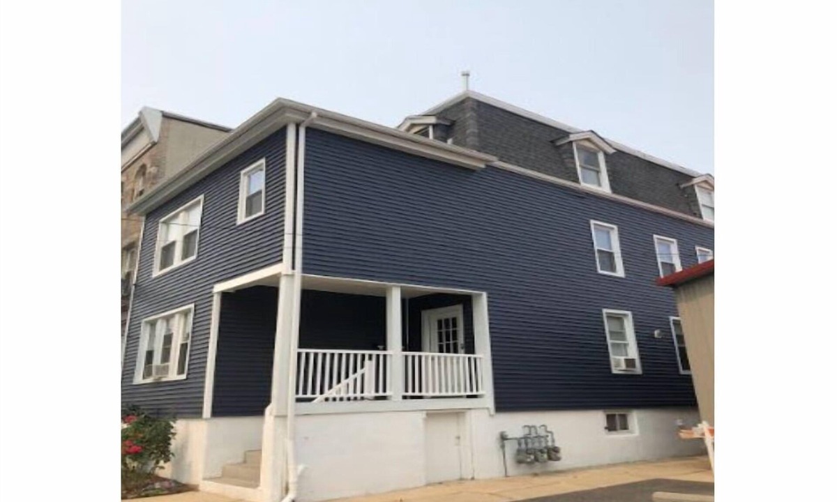Roselle Park Apartment | Potential 3-bedrooms apartment! Near Schools & 2 Mins Away from NY Bus Station