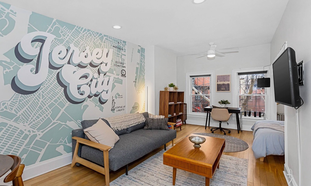 Harsimus Cove House | Private apartment, sleeps 6 - 15 mins to NYC and 20 mins to MetLife Stadium!