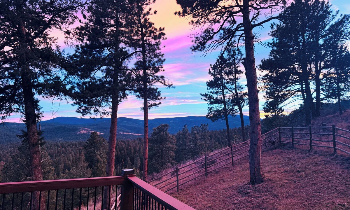 Evergreen West Central House | Red Rocks Backstage Oasis – Creative Haven: Sleeps 25