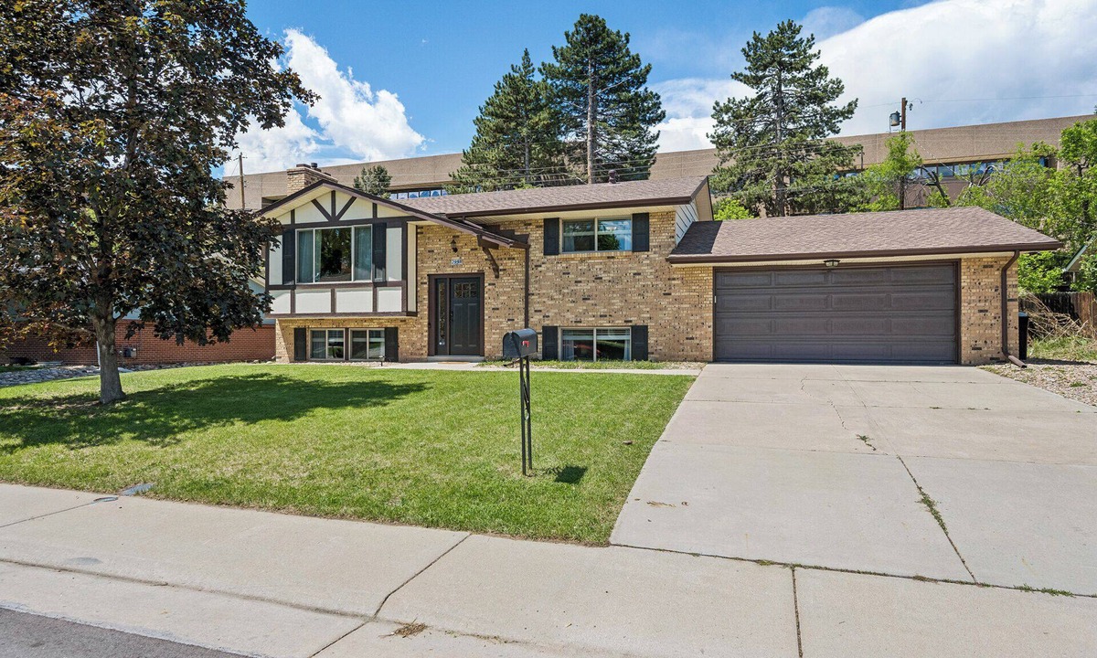 Applewood Villages House | RedRocksRetreat · Deck/Fireplace/FirePit/BBQ/Bunk Room/Back Yard