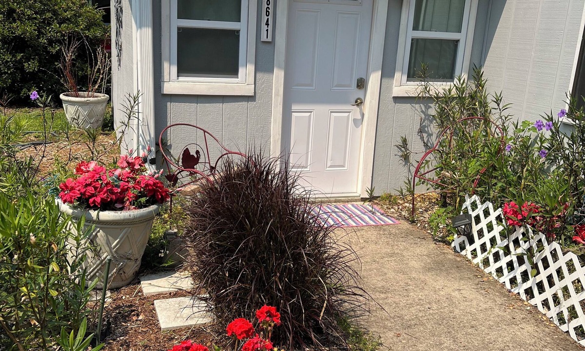Gainesville Cottage | Renovated cottage in 55 plus neighborhood in Gainesville FL. Pool and Pickleball