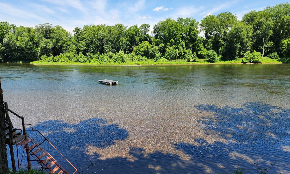 Hedgesville Cabin | Riverfront Log Cabin on the Potomac River. Float, Fish or relax in the water.