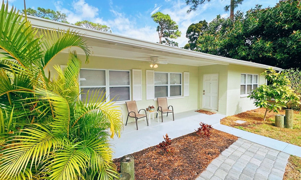 Edgewater House | Riverside Retreat - 3 Kayaks, minutes from the beach, shops and great food!