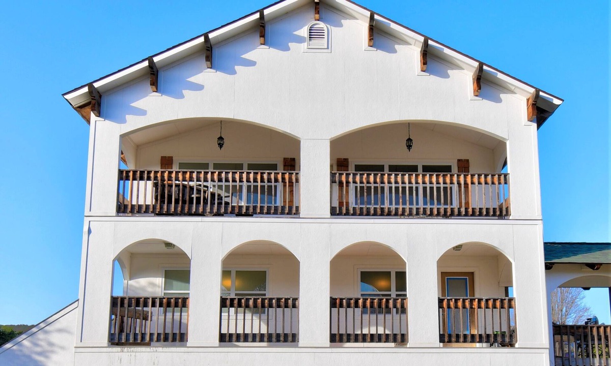 Ingram House | Riverview Upper, 1BR/1BA, 2 Balconies, Sleeps 4