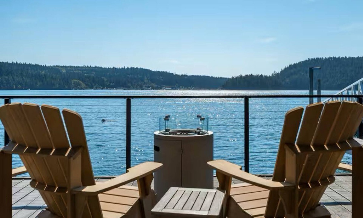 Anacortes Cabin | Romantic Deception Pass Waterfront Cabin with Deck Over Water