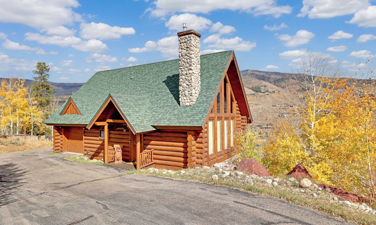 Three Peaks House | Rustic Mountain Escape with Panoramic Views
