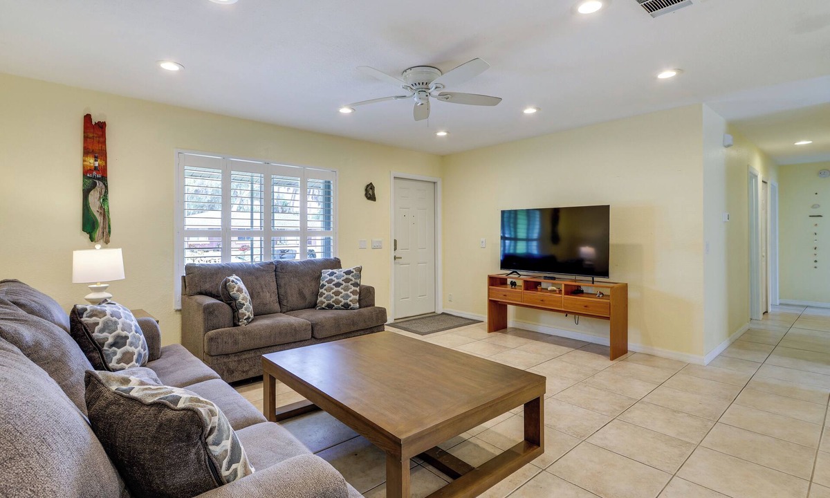 Interchange Square House | Screened Porch + Patio: Group Getaway in Palm Bay!