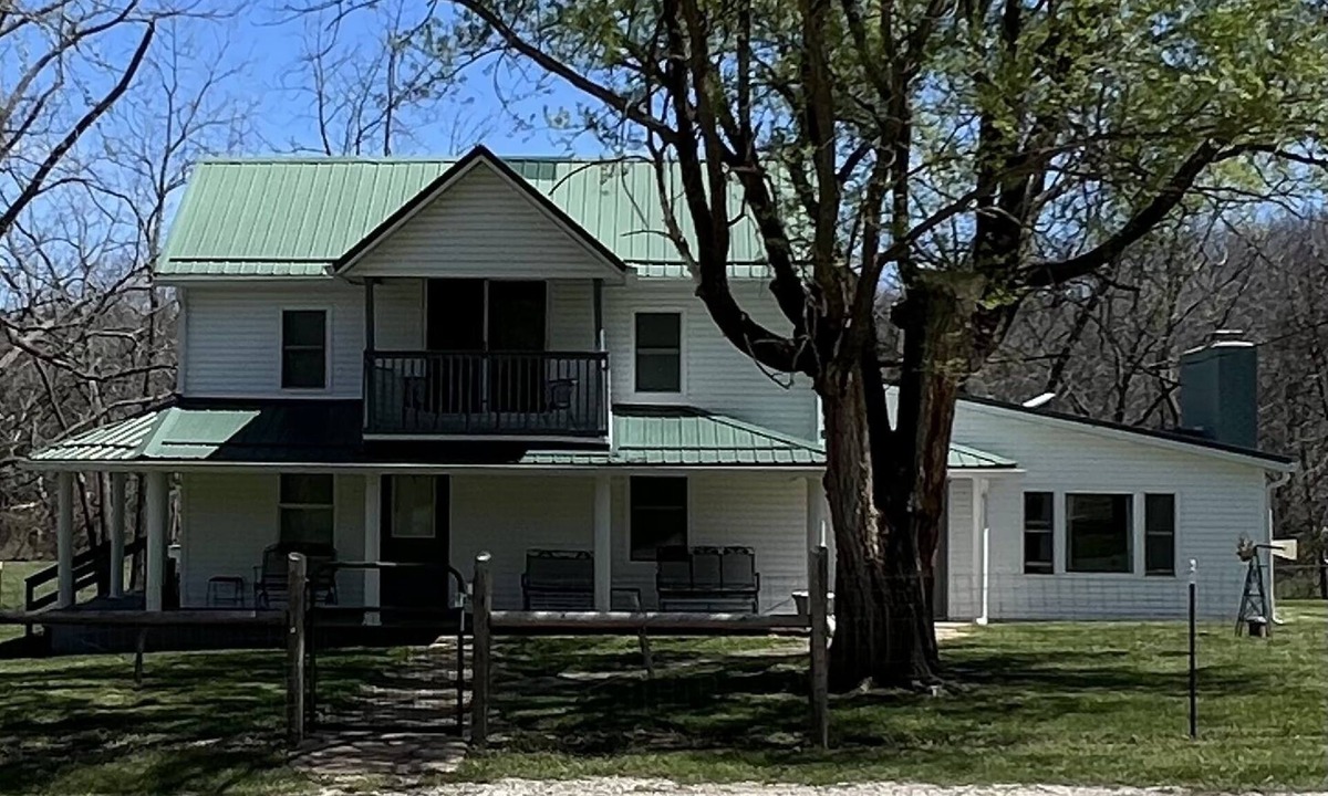 Boss House | Secluded Upper Ozarks Farmhouse in Ozarks Mountains