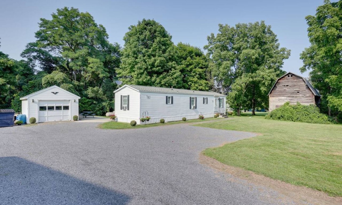 Lakemont House | Serene Getaway Centrally Located in the FLX