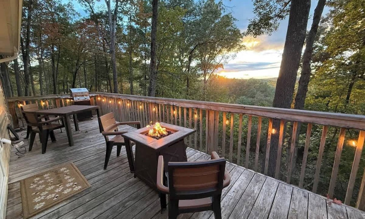 Front Royal Cabin | Shenandoah Twilight | Hot Tub & Golden Hour Mountain Views