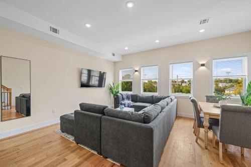 Communipaw House | Skyline Serenity Luxe NYC Retreat