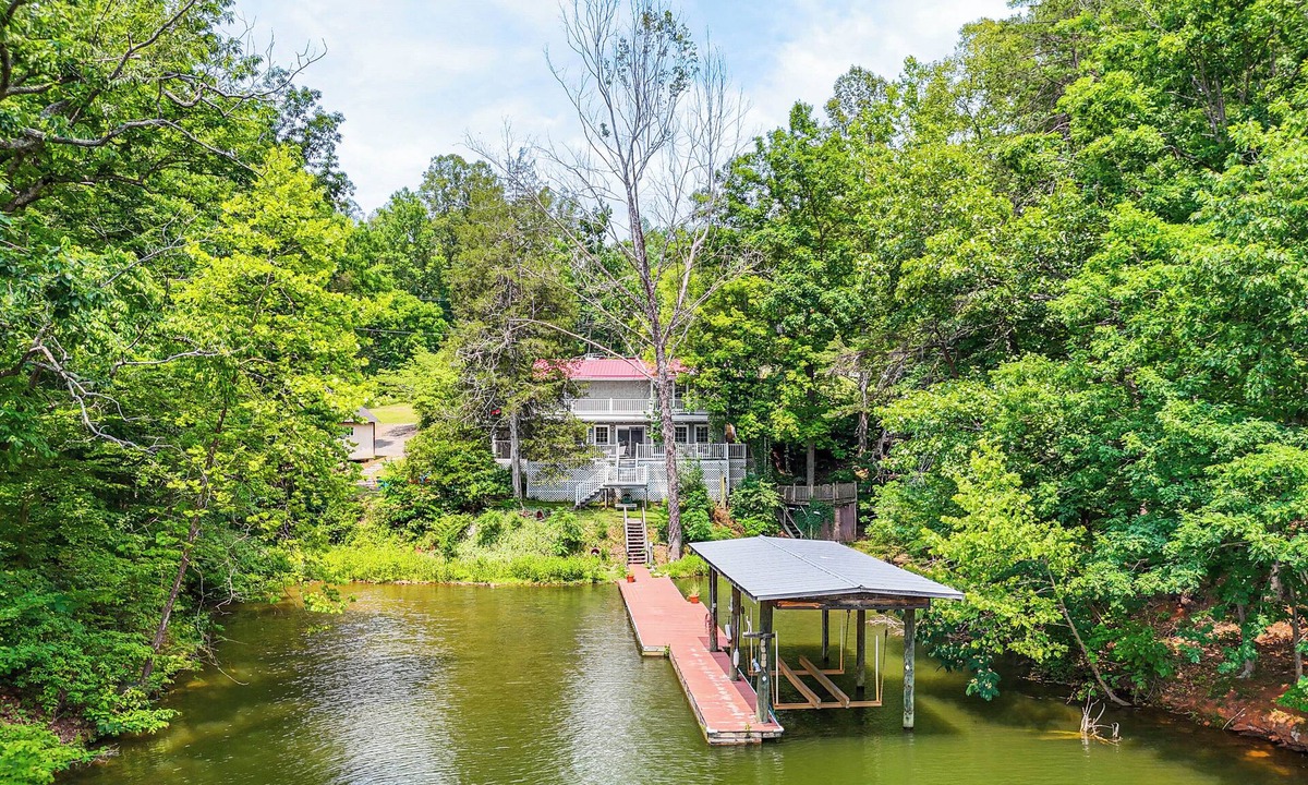 Gladehill Cottage | Smith Mountain Lake Cottage w/Dock + Fire Pit!