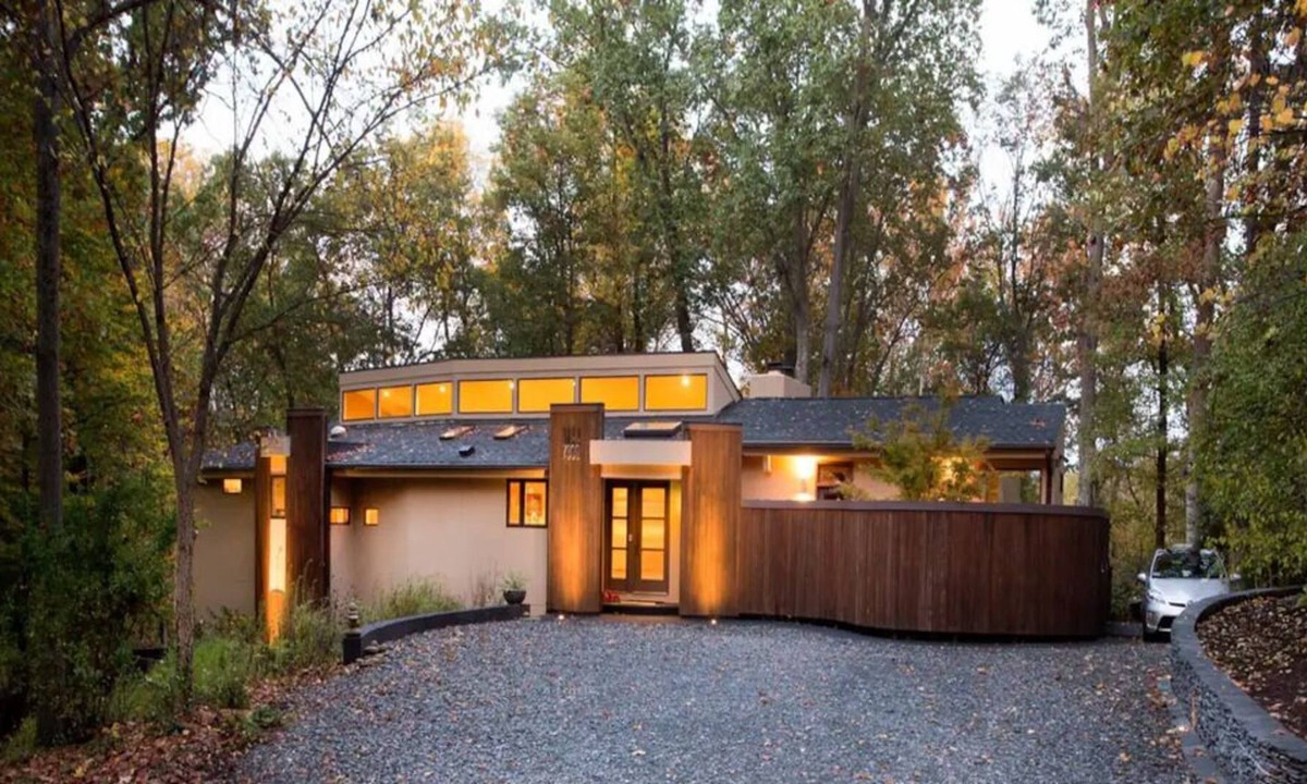 Dumbarton House | Sophisticated Private Retreat, HotTub/Biking/Walking Trails/Kayaking,