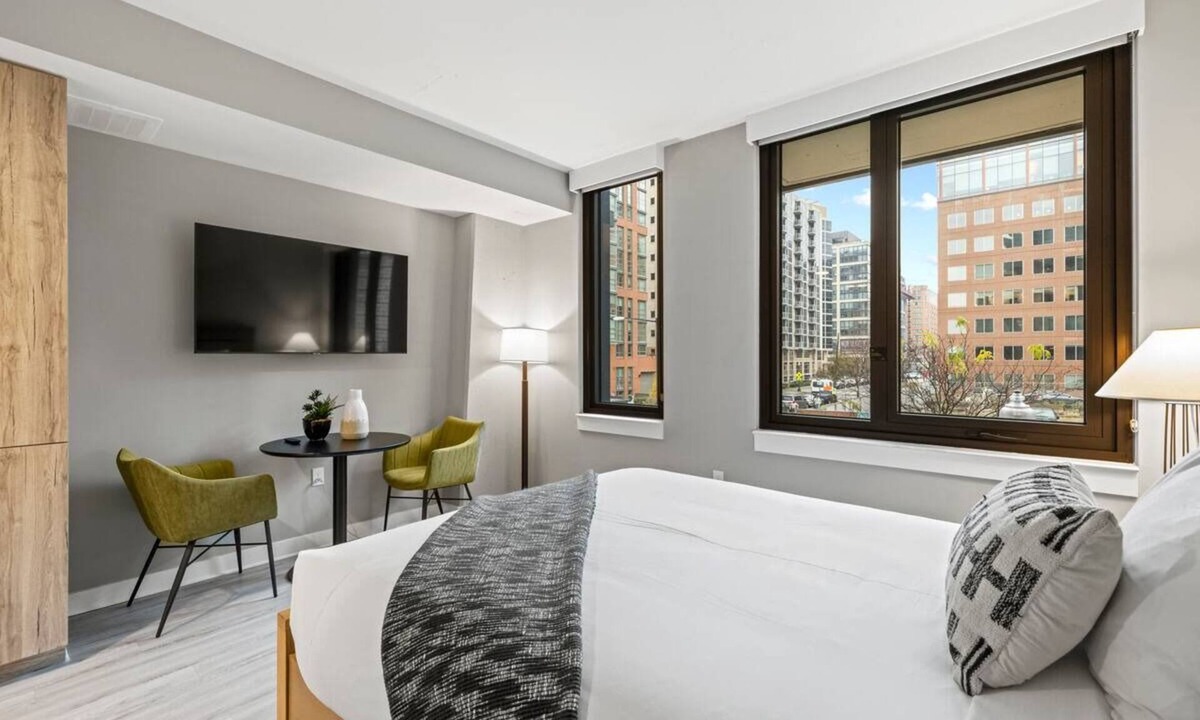 Navy Yard Apartment | Spacious 3BR Haven w/Kitchen & Rooftop | Steps from Top Museums & Hotspots