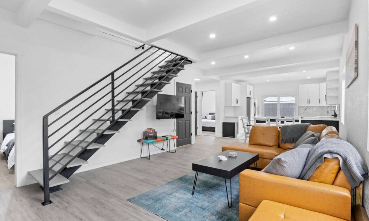 Berkley House | Spacious 4BR Retreat w/Private Hot Tub – Perfect for Groups!