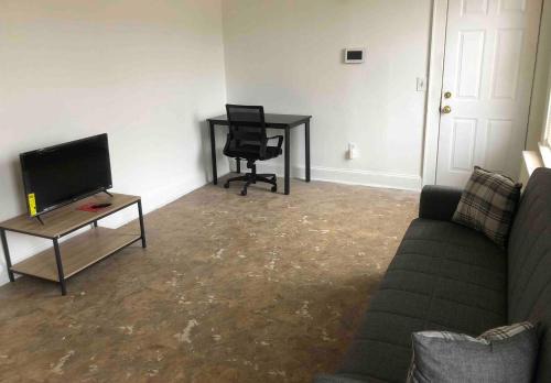 Paterson Apartment | Spacious and bright 2-bedroom apartment with 1-bathroom and private street entrance, MetLife Stadium FIFA World Cup 25 minutes away