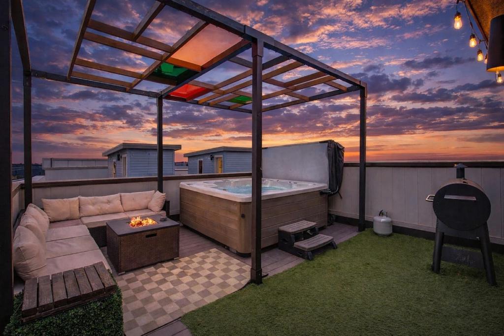 West Colfax Apartment | Spacious Denver Home with Private Rooftop Spa