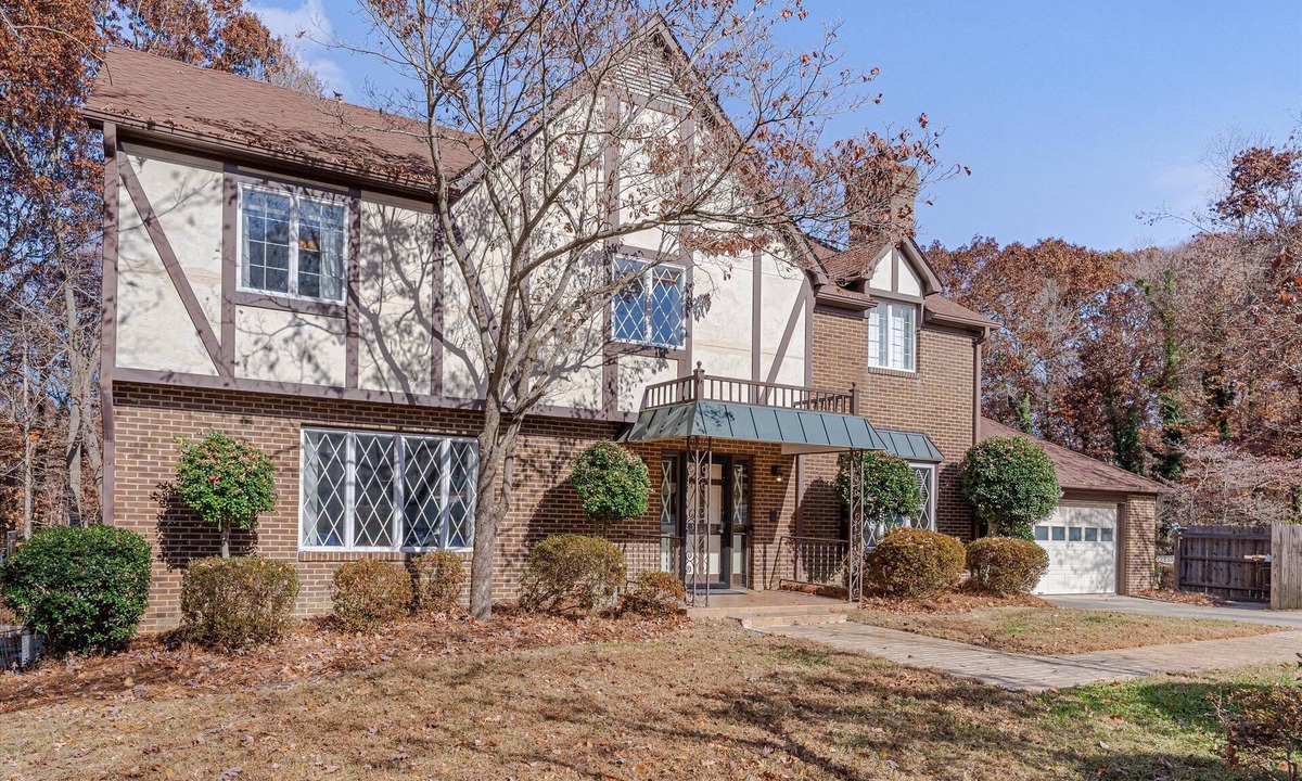 High Point House | Spacious Estate - Games, Karaoke, Sleeps 16!