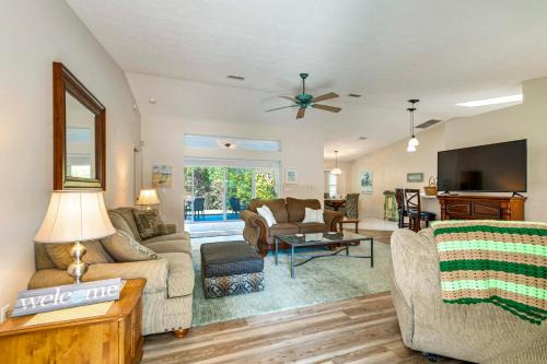 Hernando House | Spacious Hernando Home: Community Pool + Lake!