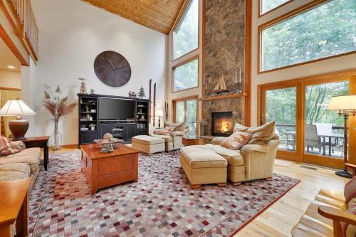 Briar Crest Woods House | Spacious Lake Front Winter Retreat! Less than 10 Min to Big Boulder!