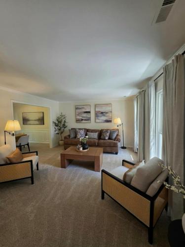 Waldorf House | Spacious & Luxury Retreat Home in Waldorf
