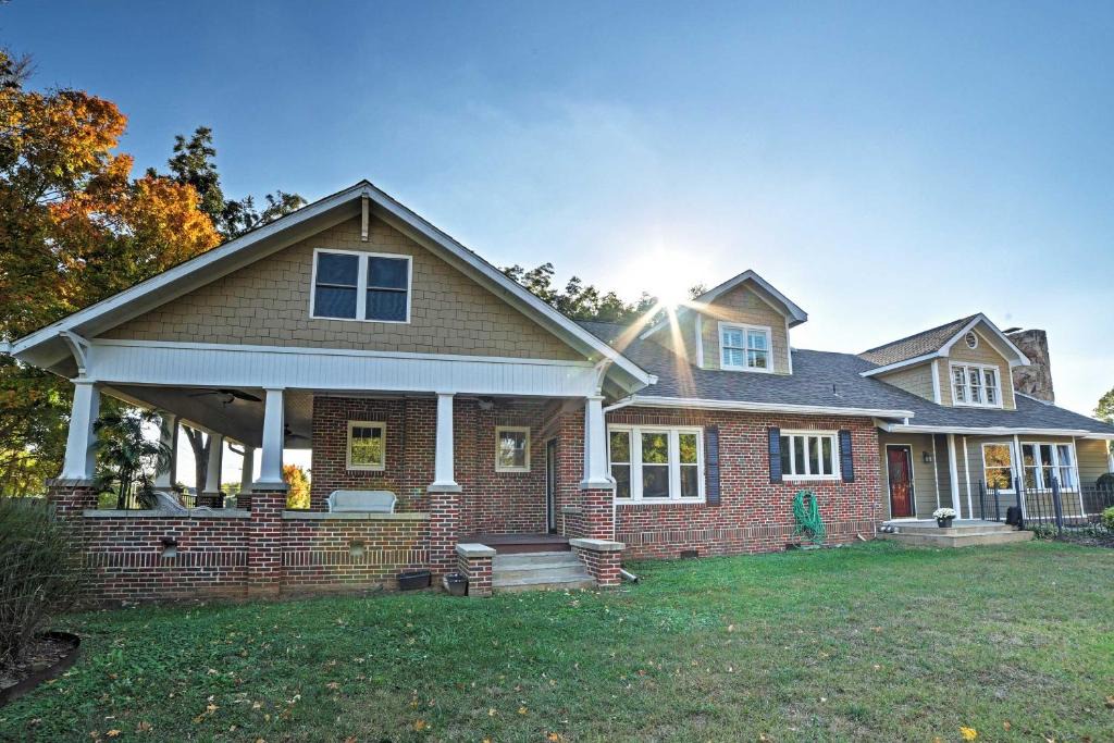 Cleveland House | Spacious & Stunning Cleveland Getaway on 1 Acre