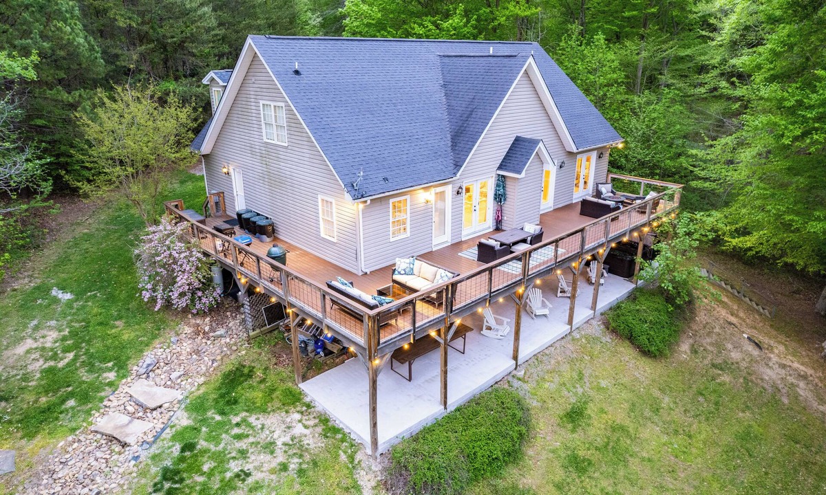 Leasburg House | Spacious, Well-Appointed 6 Bedroom Hyco Lake House - Hot Tub - Great Views