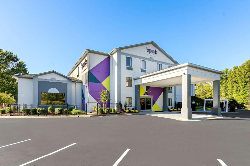 Winston - Salem Hotel | Spark by Hilton Winston-Salem University