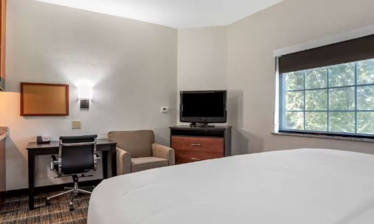 Denham Springs Hotel | Stay Near Denham Springs Antique Village + Kitchenette and Breakfast