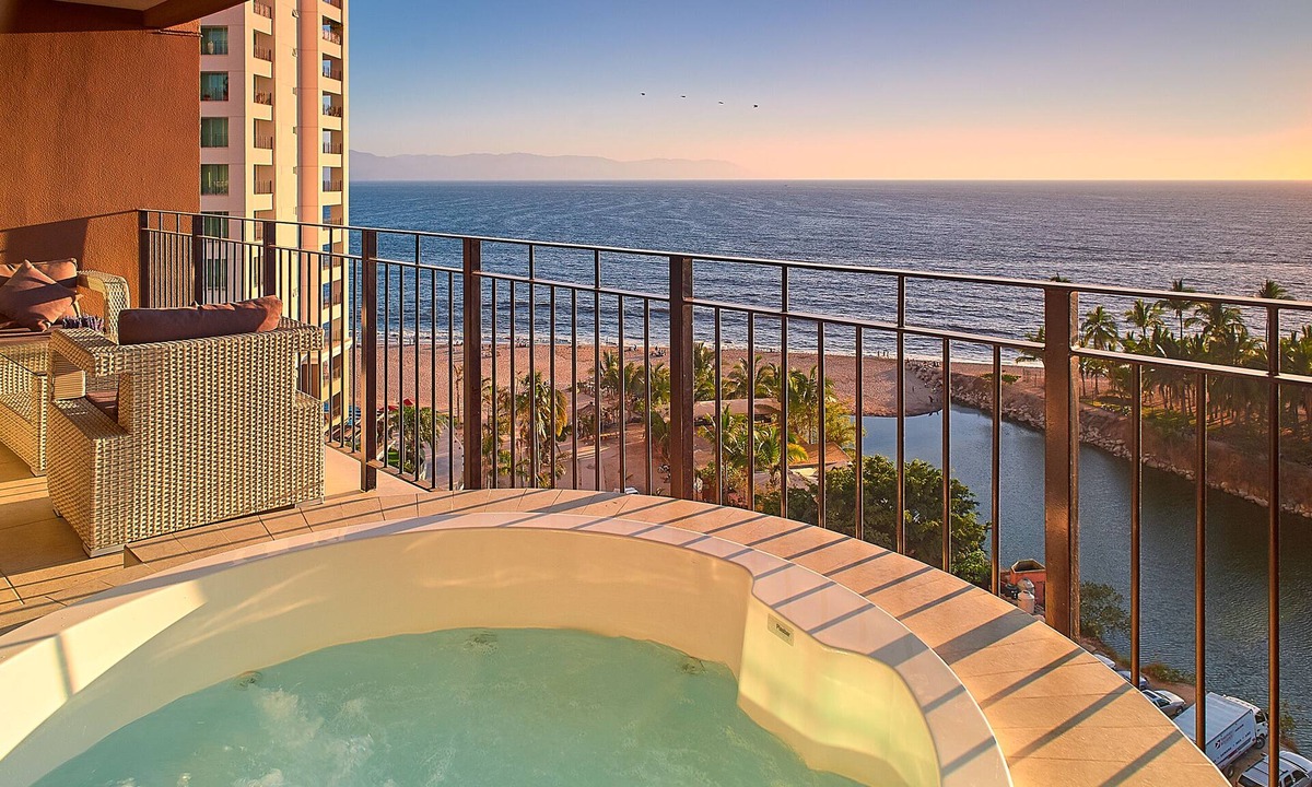 South Hotel Zone Condo | ✪Stylish Beachfront Condo ✪Trendy location ✪Private jacuzzi @balcony